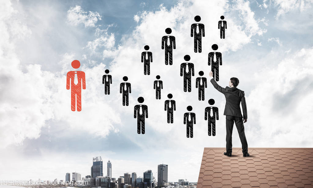 屋顶上的年轻商人 人力资源的新视角